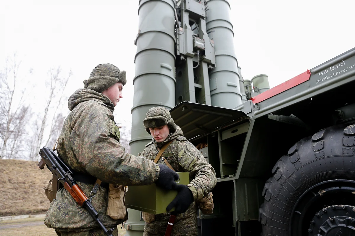 Російські військові біля пускової установки С-400 (Фото: Mil.ru)