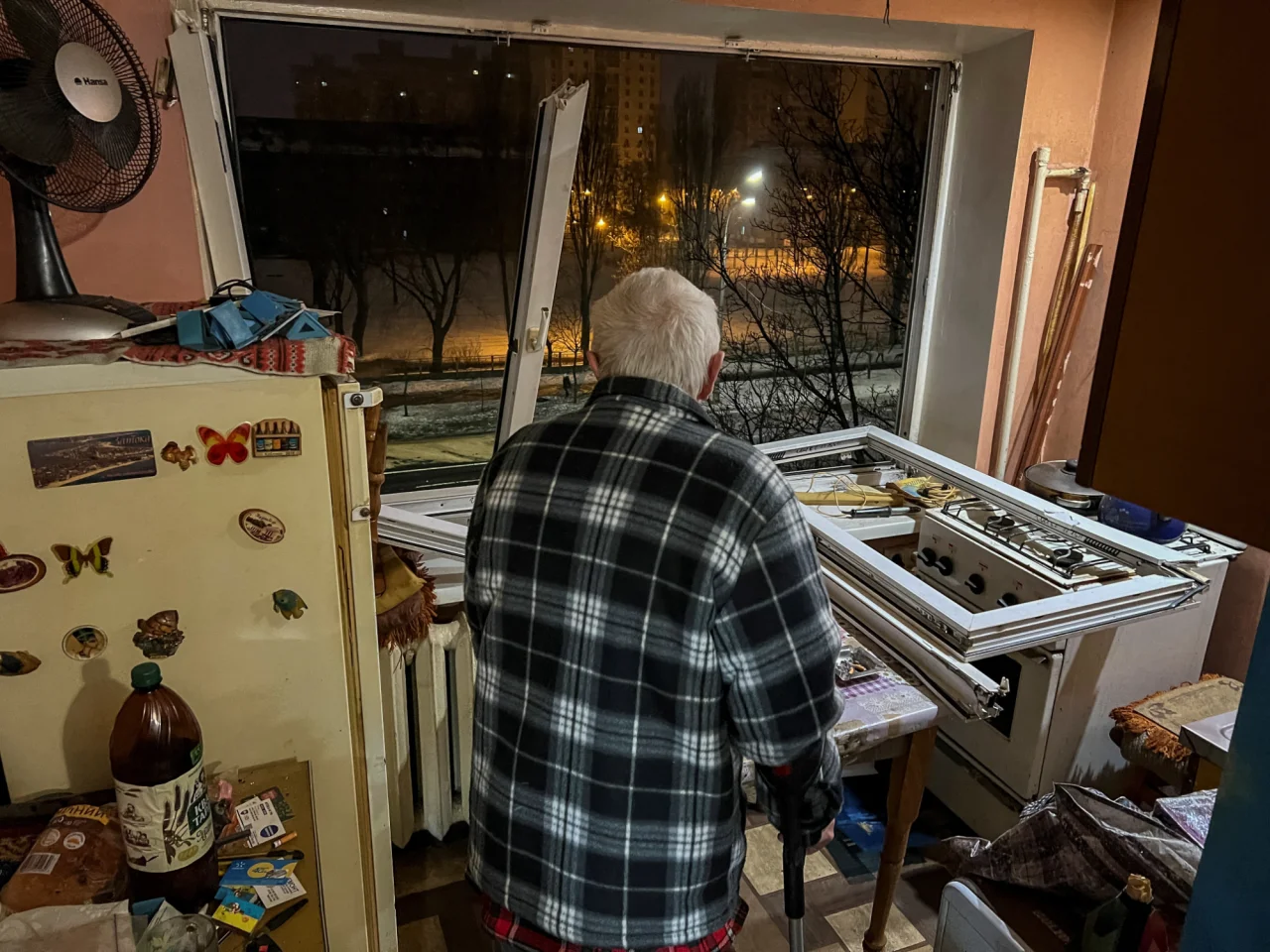 71-річний киянин у пошкодшеній квартирі (Фото: REUTERS/Sergiy Karazy)
