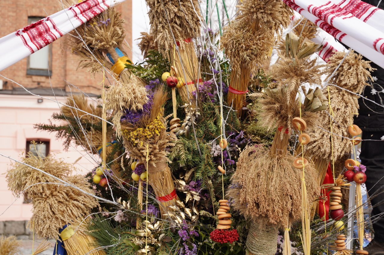 Українці, як і інші народи, ставили на покуті на Різдво сніп &mdash; житній, вівсяний або пшеничний. Він також відомий за назвою дідух (Фото: www.vmr.gov.ua)