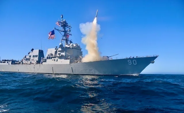 Эсминец USS Chafee класса Arleigh Burke запускает ракеу Block V Tomahawk, 2020 год (Фото: Official US Navy Page)
