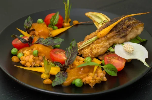 Жареная морковь с чечевицей и рыбой. Фото иллюстративное (Фото: Mahara/depositphotos)