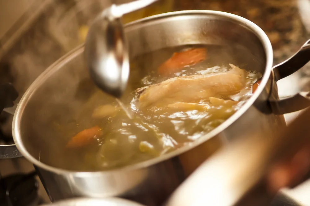Варіть овочевий бульйон на невеликому вогні протягом 30 хвилин, а м'ясний 1,5-2 години (Фото: pippocarlot/depositphotos.com)