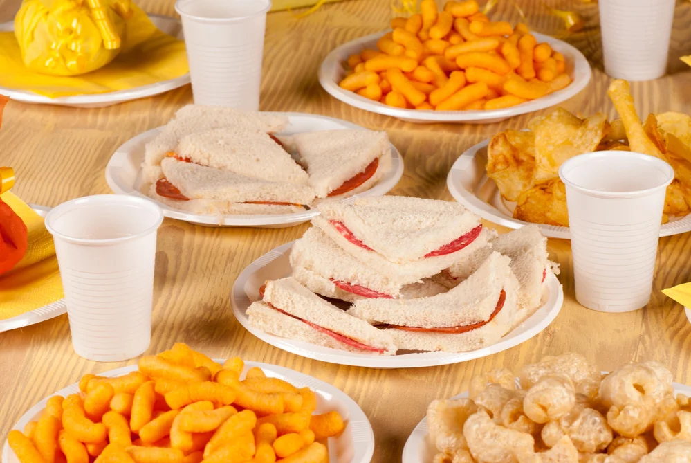 Снеки и быстрые перекусы обычно ультрапереработанной пищей (Фото: OlafSpeier/depositphotos.com)