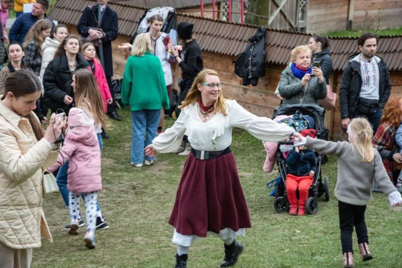 У Львові другий день після Великодня відзначають гуляннями в Шевченківському гаю. Для таких забав Великдень у травні — це шанс на гарну і теплу погоду (Фото: Getty)