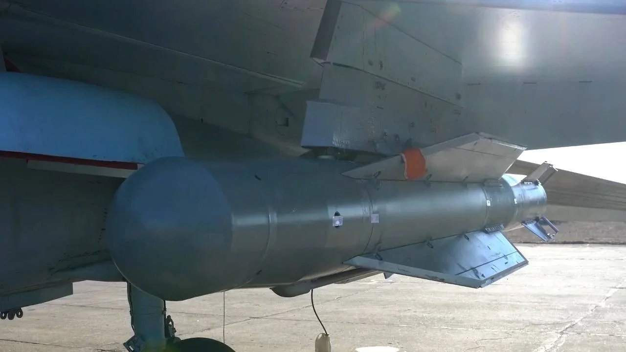 Керована авіабомба УПАБ-1500 на підвсці Су-35С (Фото: Міноборони РФ)