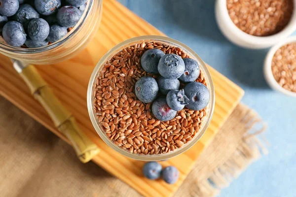 Насіння льону можна додавати до йогурту (Фото: serezniy/depositphotos)