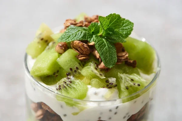 Киви будет прекрасно смаковать в полезном смеге с чиа (Фото: VadimVasenin/depositphotos)