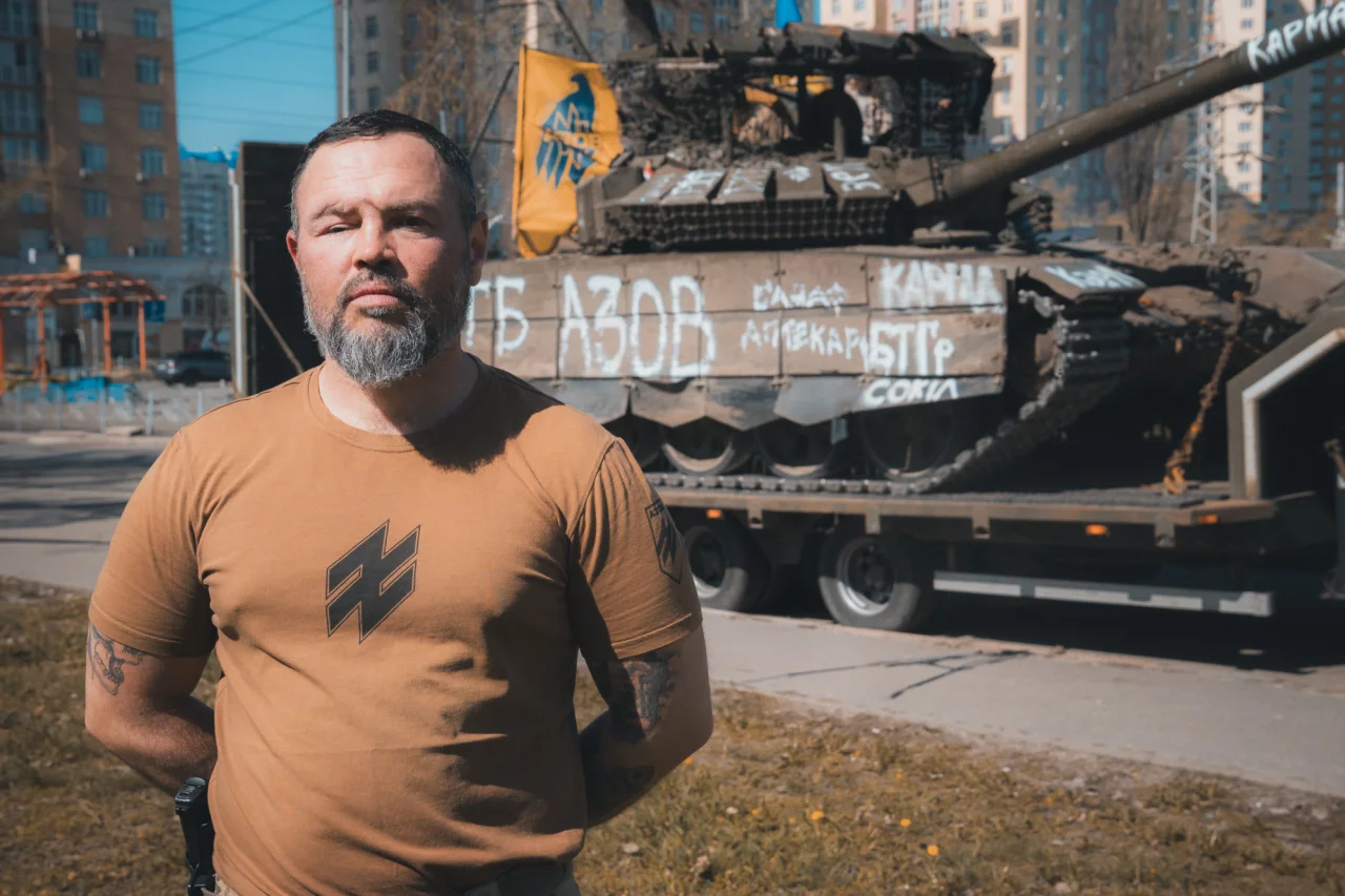 Крим на тлі захопленого танка (Фото: Сергій Окунєв / NV)