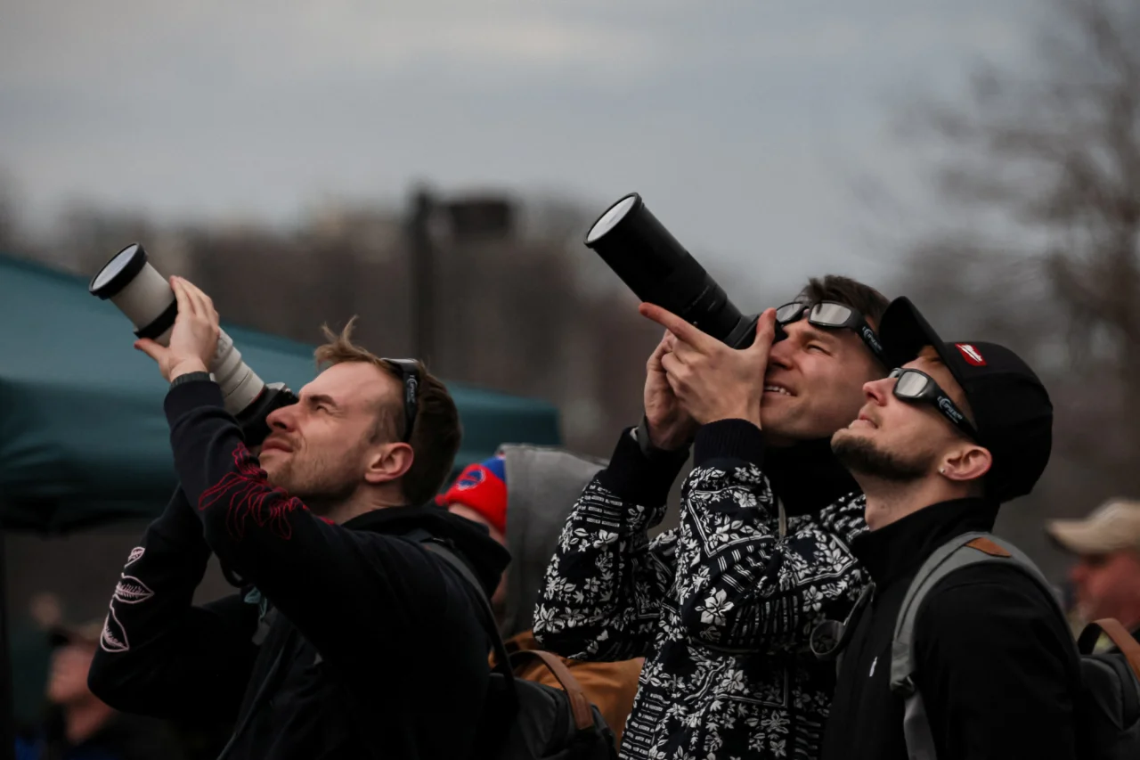 Люди наблюдают за солнечным затмением у Ниагарского водопада, США (Фото: REUTERS/Brendan McDermid)