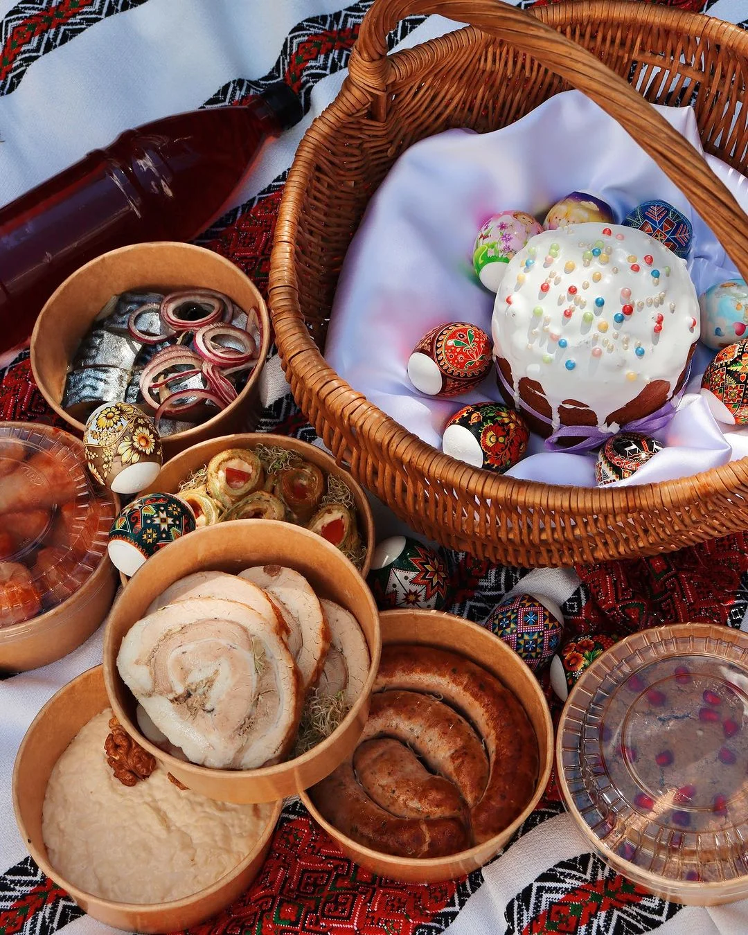 Великодній кошик українця (Фото: Inst @cheremsha.mk)