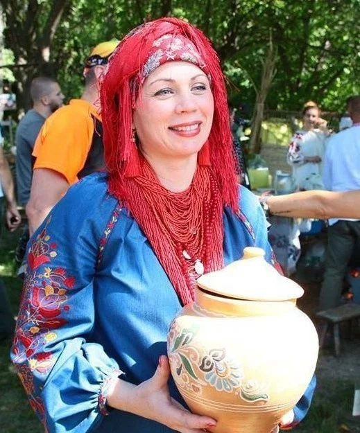 Олена Щербань і «Борщик у глиняному горщику» (Фото: Inst @slowfood_ua)