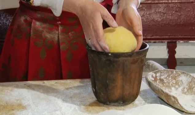 Процес приготування паски (Фото: Facebook Олена Щербань)