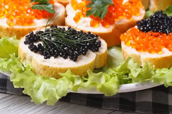 Натуральна рибна ікра не повинна мати ідеальну форму та різкий запах (Фото: lenyvavsha/depositphotos)