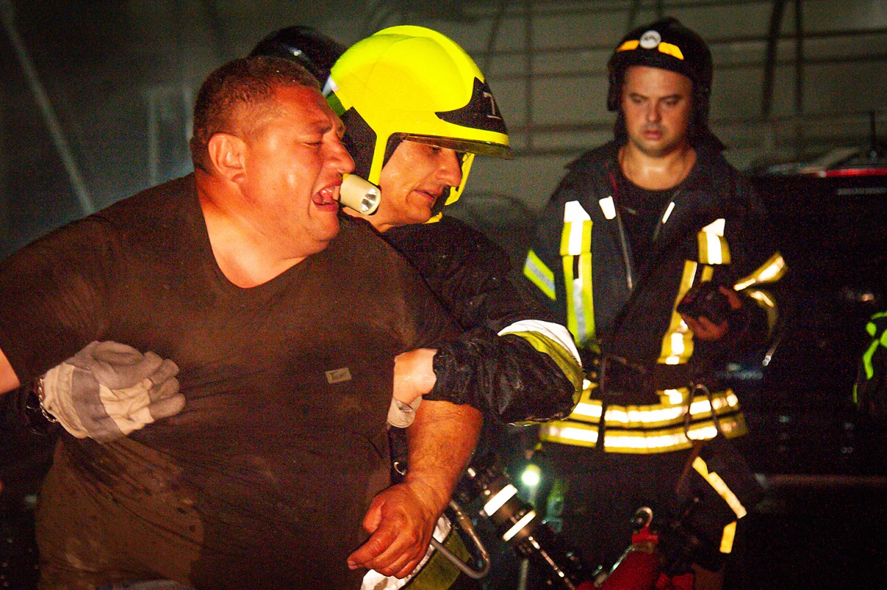 РОДИТЕЛЬСКОЕ ГОРЕ: Спасатели держат отца, чей сын вот в эти минуты погибает в пожаре, начавшемся в результате ракетных обстрелов гражданской инфраструктуры Одессы (Фото: Борис Бухман / ГСЧС)