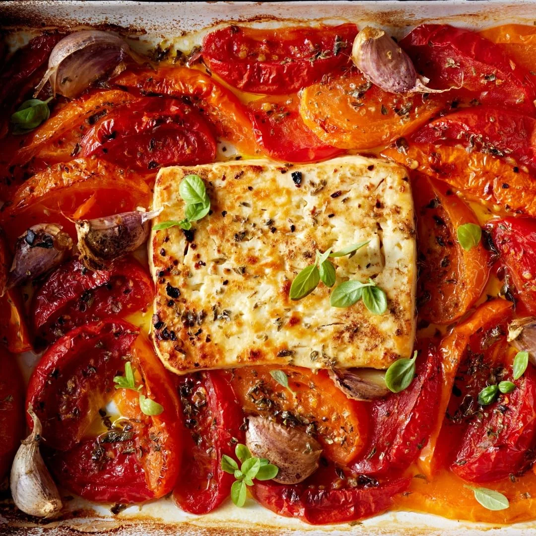 Дип с фетой, томатами и снеками (Фото: instagram/olizzi_tr)