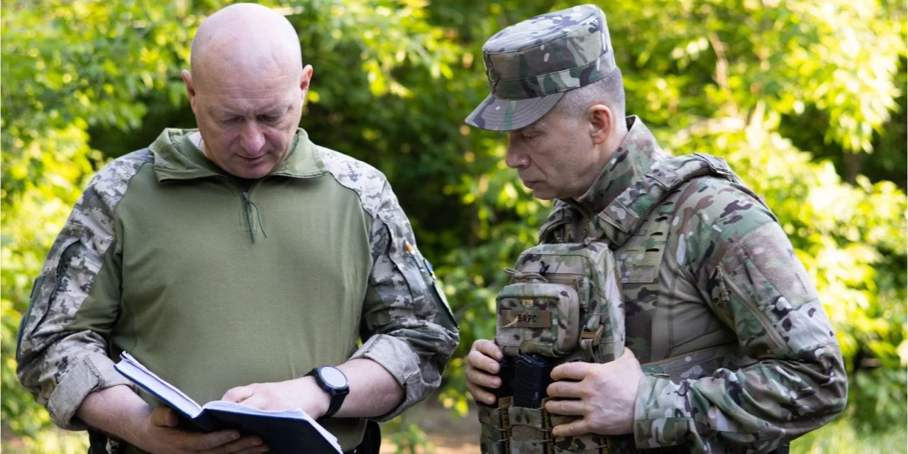 Колишній командувач Об'єднаних сил Юрій Содоль та головнокомандувач ЗСУ Олександр Сирський (Фото: Головнокомандувач ЗС України, CinC AF of Ukraine/Facebook)
