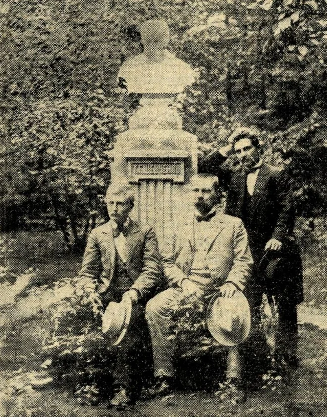 Представники Української народної партії біля пам'ятника Тарасові Шевченку. Лідер партії Микола Міхновський у центрі. Початок XX століття (Фото: DR)