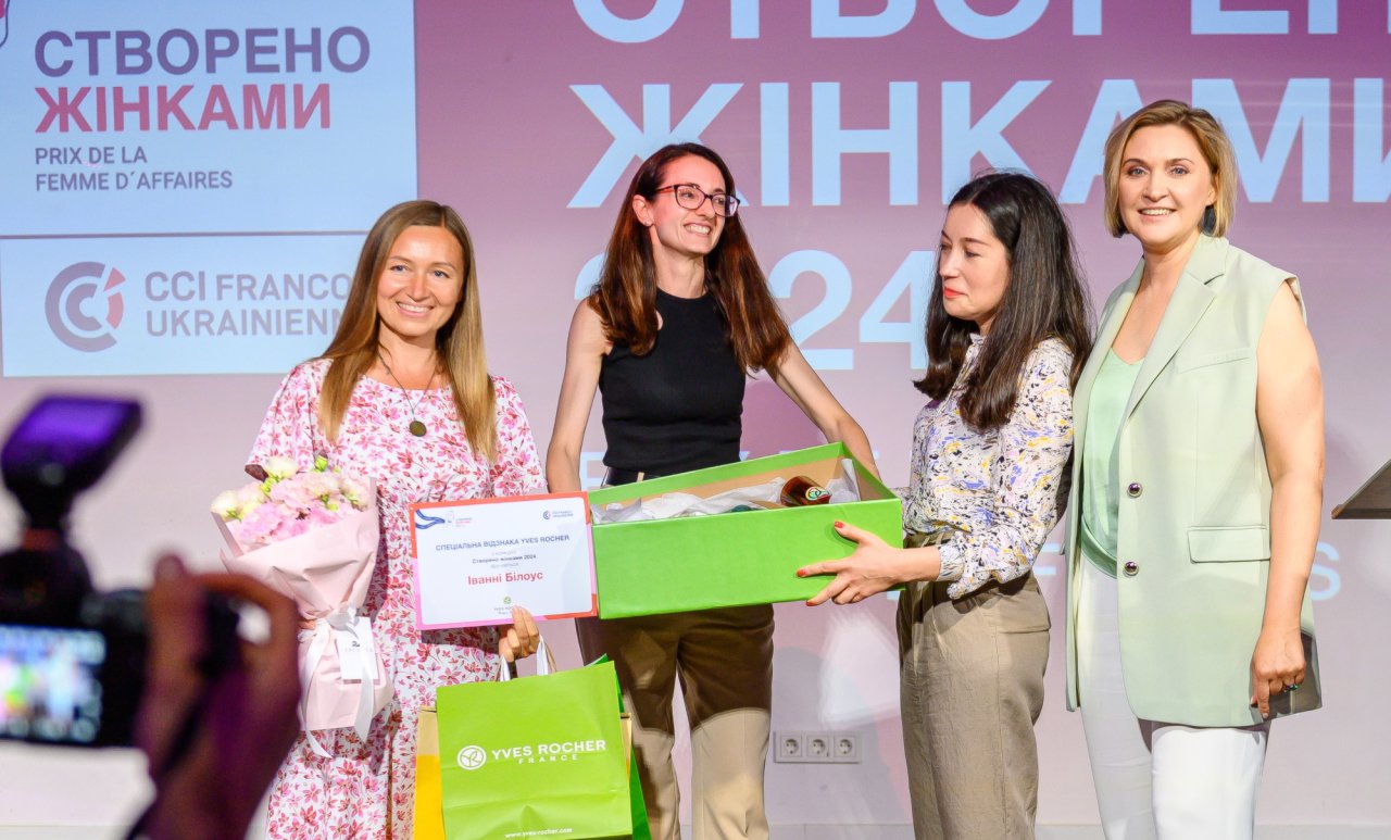 Команда Yves Rocher Україна вручає приз Іванні Білоус (Фото: Yves Rocher Україна)