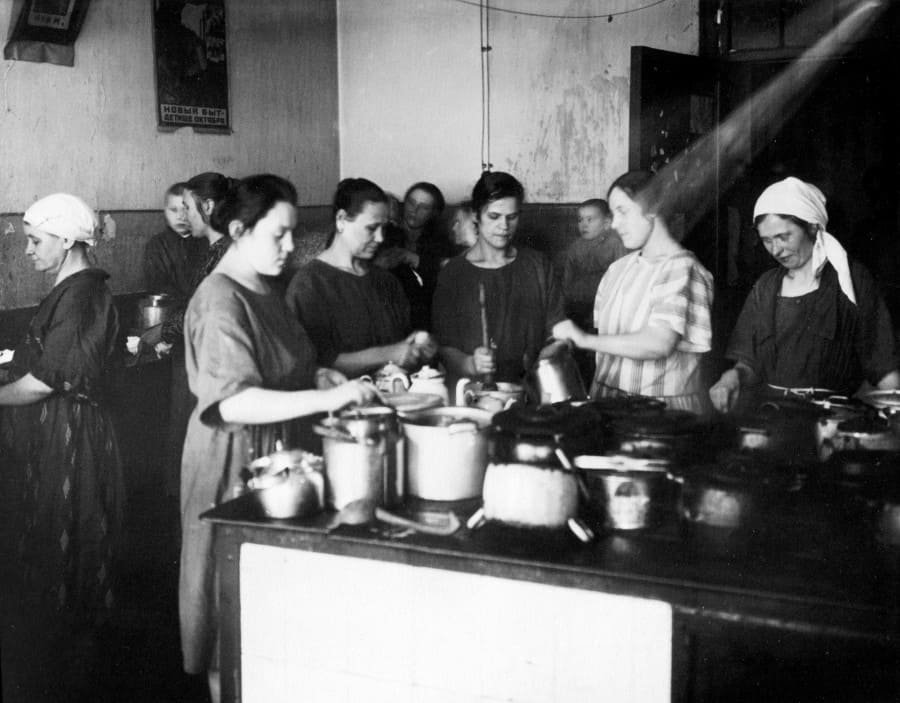 Приготування їжі у радянській комуналці-гуртожитку. Середина 1920-х років (Фото: DR)