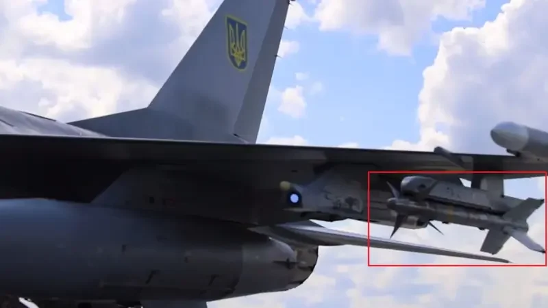 Ракета AIM-9 на пілоні літака. Це широко розповсюджена у світі ракета малої дальності (Фото: Офіс президента)