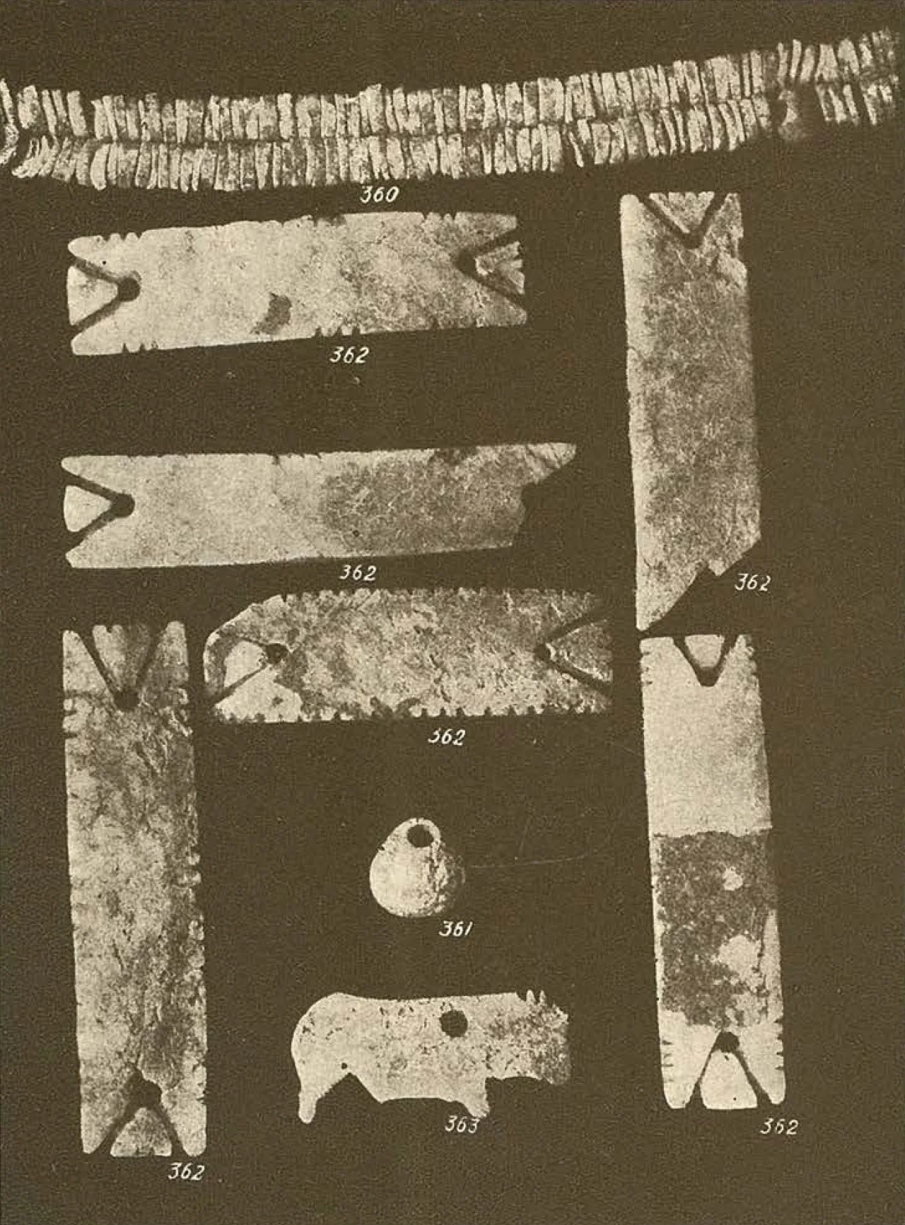 Платівки й намисто з Маріупольського могильника, 1930 рік / Фото: Національна історична бібліотека України
