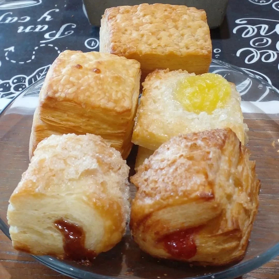 Традиційна випічка на сніданок з дуче де лече та мембріло (Фото: Inst @retro_pana)