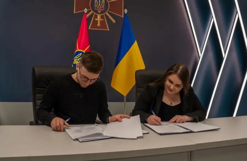 Заступниця міністра оборони Катерина Черногоренко і керівник DeepState Роман Погорілий укладають меморандум про співпрацю, 13 березня 2024 року (Фото: Міноборони)