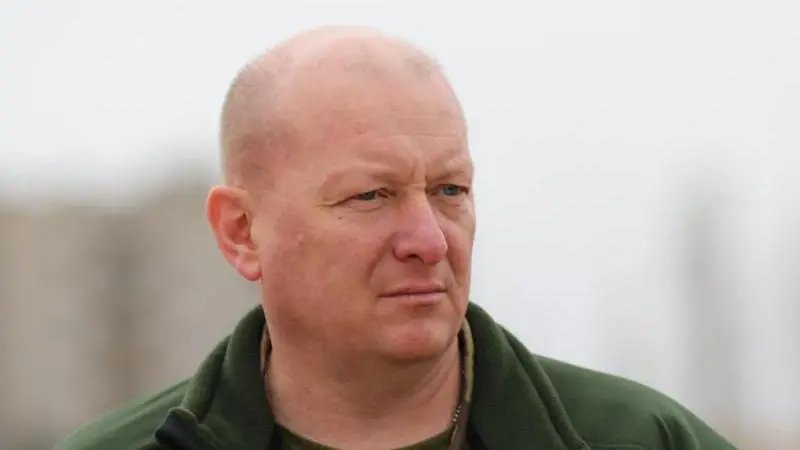 Президент Володимир Зеленський 24 червня звільнив досвідченого генерала Юрія Содоля з посади командувача військ на Східному фронті. Це відбулося після нищівної критики з боку окремих блогерів, депутатів, військових, а також після критичних матеріалів DeepState (Фото: Командування Об'єднаних сил ЗСУ)