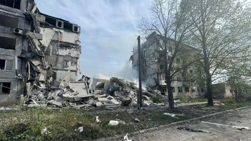 Руїни будинку в селищі Очеретине біля Авдіївки. На думку аналітиків DeepState, дії командування 115-ї бригади ЗСУ призвели до втрати цього населеного пункту і посилення наступу росіян в бік Покровська (Фото: Донецька ОВА)