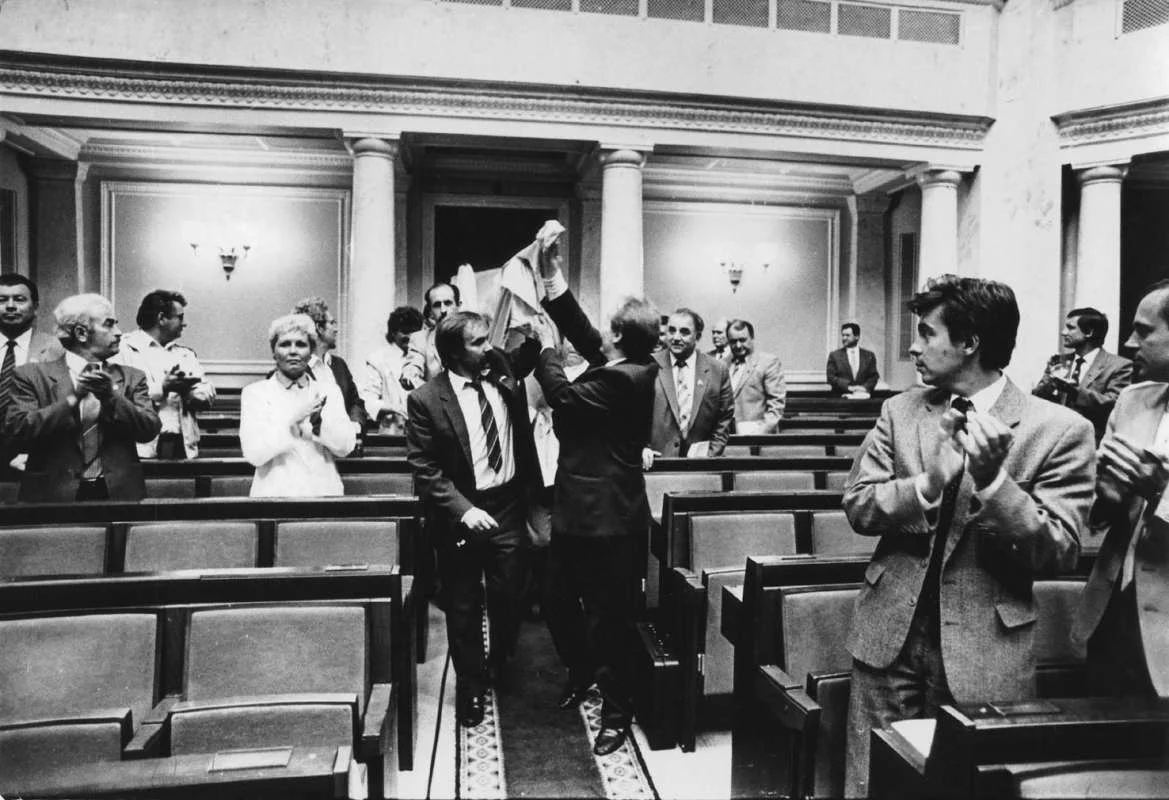 Внесение Флага Независимости Украины в зал пленарных заседаний Верховной Рады Украины, 24 августа 1991 года (Фото: Александр Клименко, газета Голос Украины)