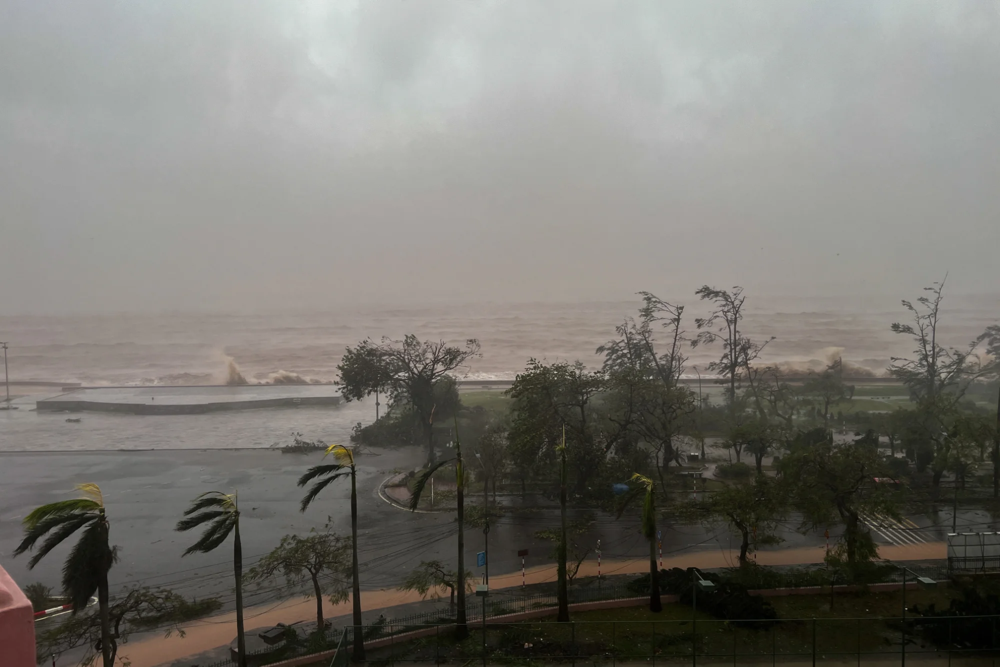 Пляж у Хайфоні після тайфуну (Фото: REUTERS/Thinh Nguyen)