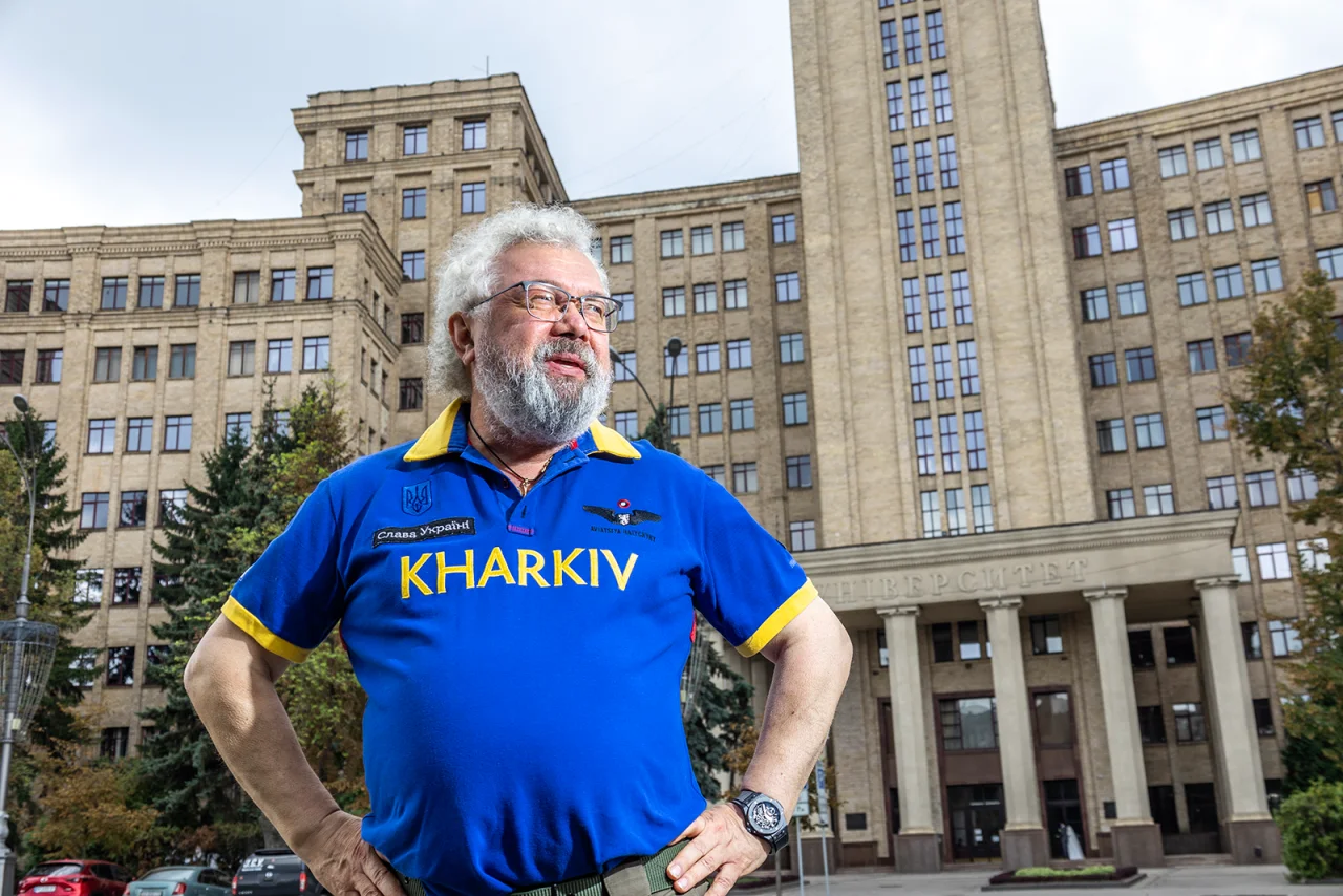 ALMA MATER: Бізнесмен і волонтер Юрій Сапронов стоїть біля центрального входу в Університет імені Каразіна (Фото: NV/Олександр Мєдвєдєв)