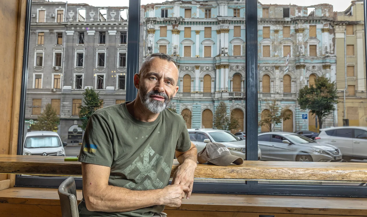 ТЛО ВІЙНИ: За спиною Всеволода Кожемяка розтрощені російськими ракетами харківські будинки, що є архітектурними пам’ятками (Фото: NV/Олександр Мєдвєдєв)