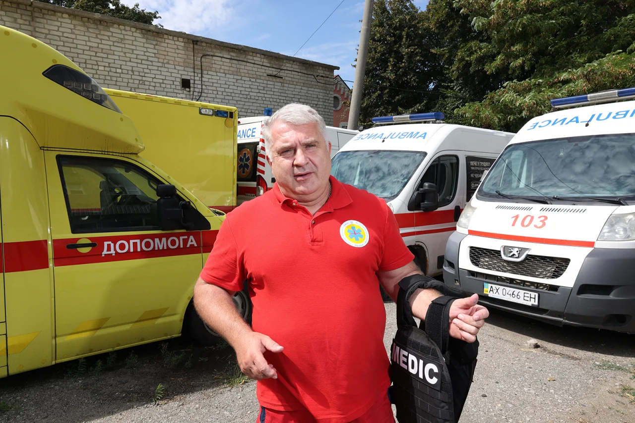 ШВИДКА ДОПОМОГА: Медик Віктор Забашта демонструє свій бронежилет, у якому йому доводиться працювати в зонах, наближених до бойових дій. А інколи і в Харкові (Фото: NV/Олександр Мєдвєдєв)