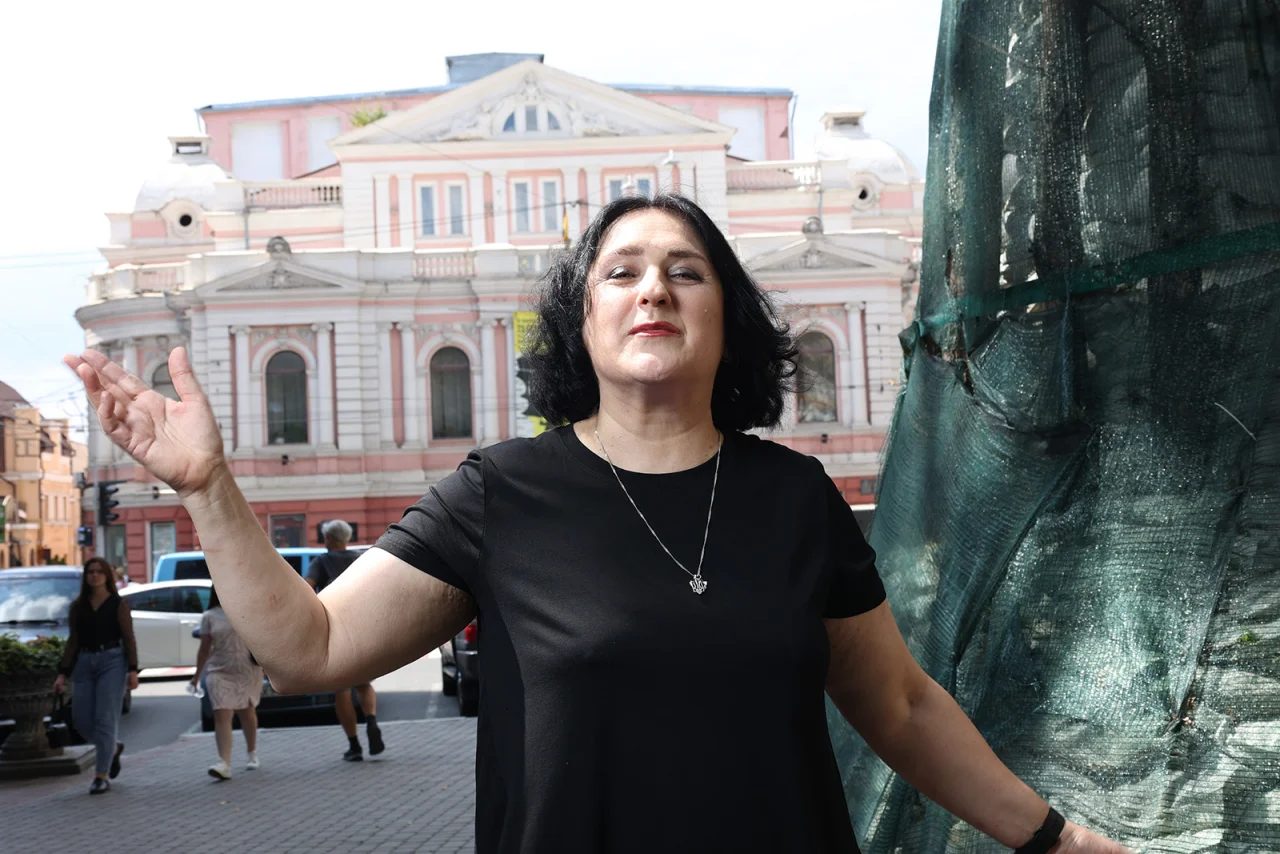 МИСТКИНЯ: Праворуч від режисерки харківського драмтеатру Оксани Стеценко пам’ятник Миколі Гоголю. Харків’яни дбайливо обклали його мішками з піском, щоб уламки від російських ракет не потурбували класика (Фото: NV/Олександр Мєдвєдєв)