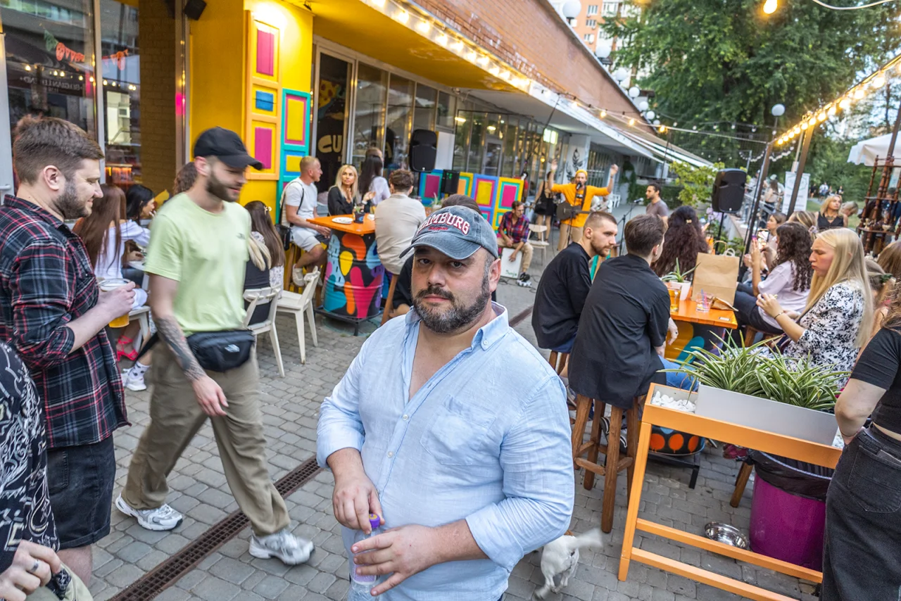 ХАРКІВ ВЕЧІРНІЙ: Максим Розенфельд біля в Es Cultura Вar, де сьогодні виступають музиканти родом із Бахмуту з чудовим українським репертуаром (Фото: NV/Олександр Мєдвєдєв)