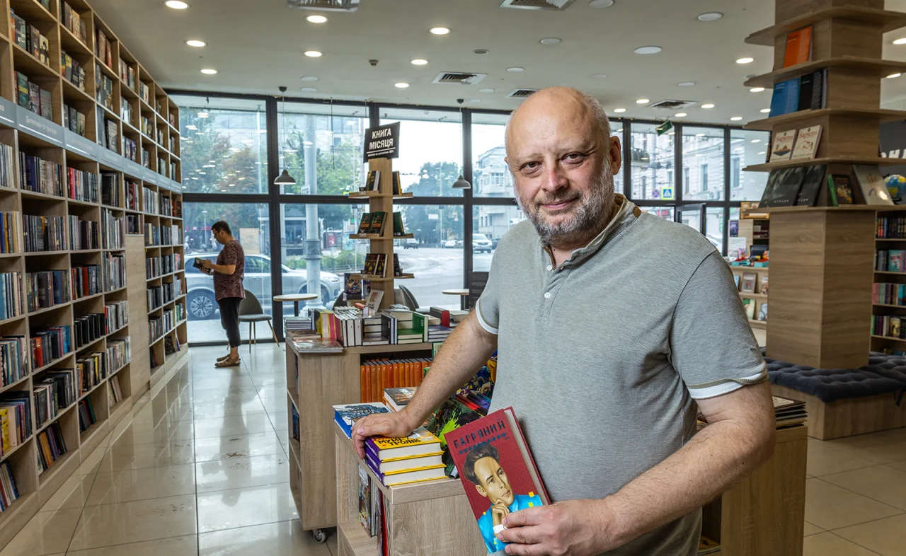 ТЕ ЩО ТРЕБА: Олександр Красовицький у новій книгарні Харкова демонструє роман автор якого Іван Багряний Сад Гетсиманський, що вийшов у його видавництві Фоліо минулого року (Фото: NV/Олександр Мєдвєдєв)