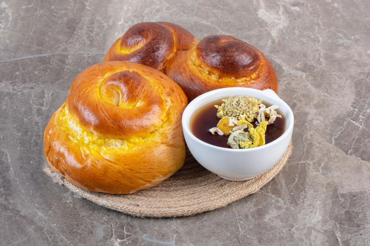 Булочки з ромашкою та чай (Фото: Freepik)