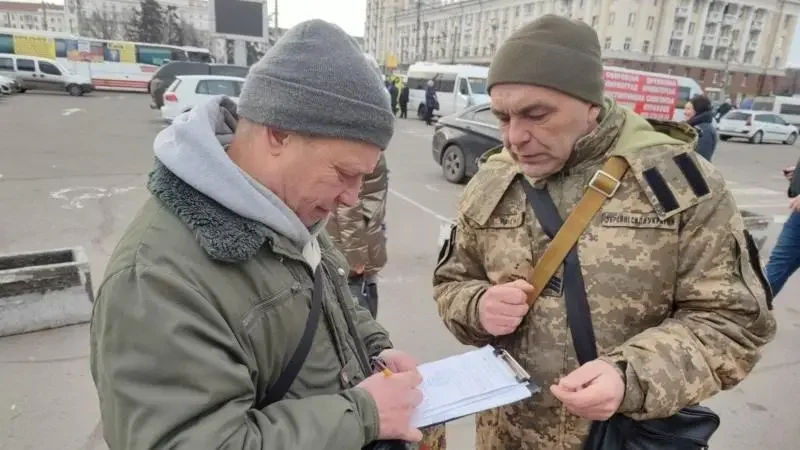 Основне завдання щодо мобілізації громадян покладане на ТЦК. Співробітник цих установ часто змушені забирати буквально з вулиці військовозобов'язаних, що підлягають службі в ЗСУ (Фото: УНІАН)