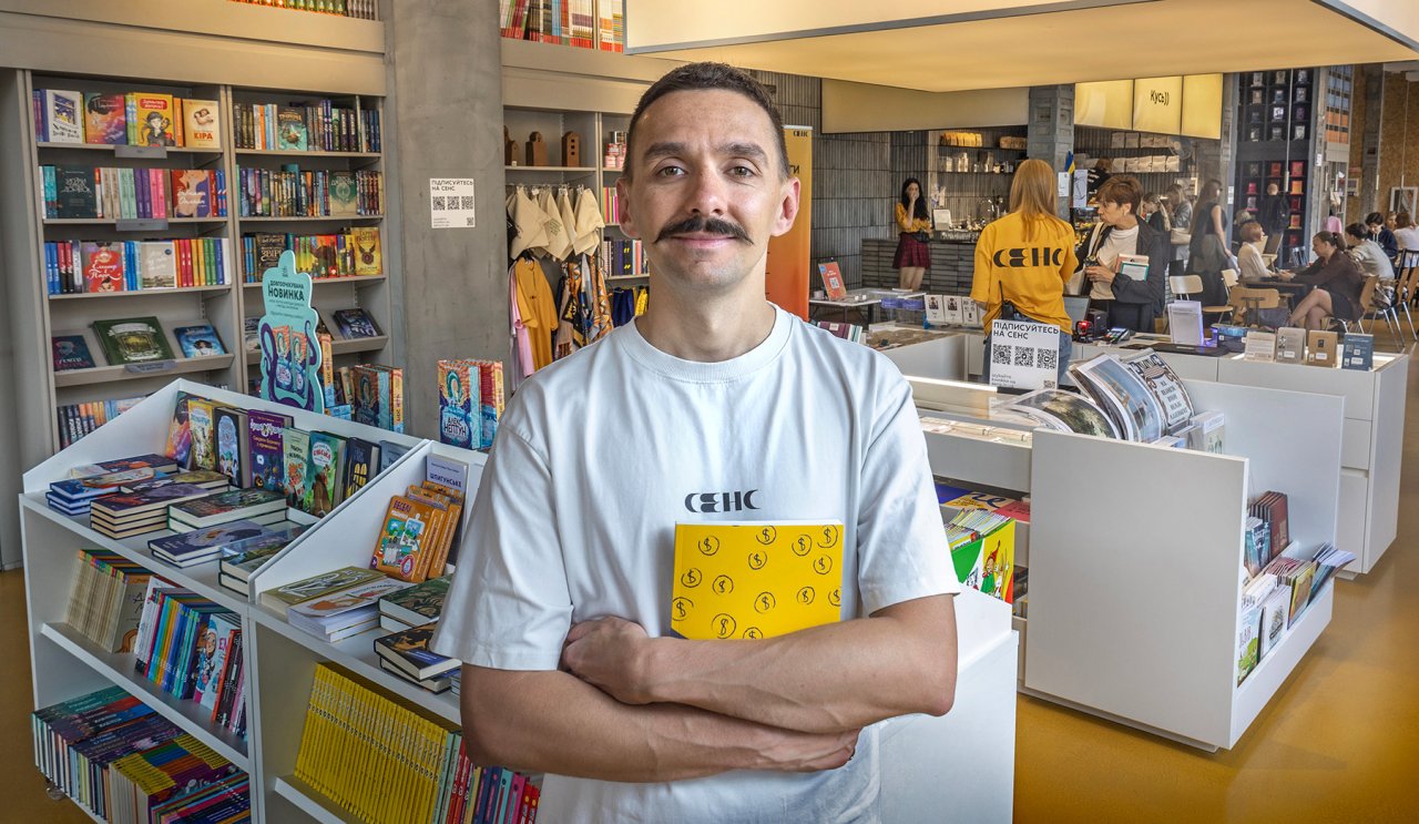 Олексій Ерінчак, власник київських книгарень Сенс, добре знає, чому видавництва тепер масово друкують письменників минулого століття, — бо сам ці книжки продає (Фото: Олександр Медведєв)