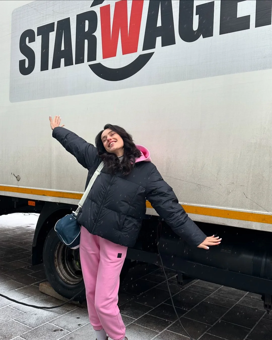 Желідегі секс порно оргиялар Ол өз иығына тығылды