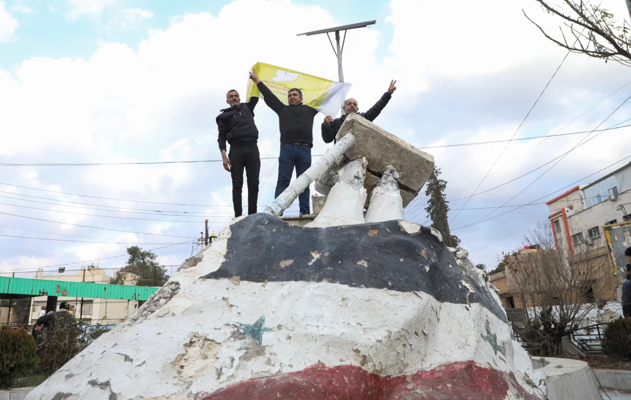 Повстанцы и горожане празднуют крушение режима Асада в Эль-Камышлы, Сирия, 8 декабря 2024 года (Фото: REUTERS/Orhan Qereman)