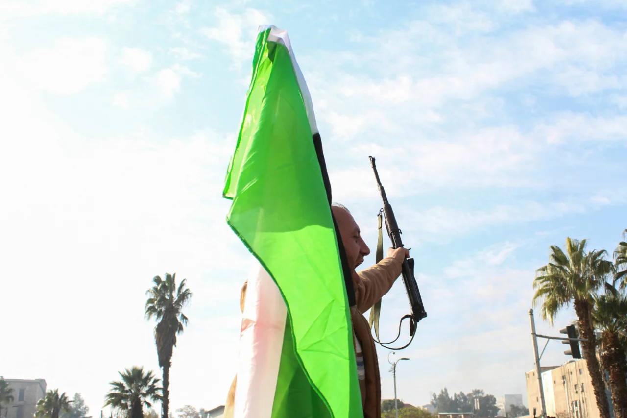 Мужчина празднует крушение режима Асада в Дамаске, Сирия, 8 декабря 2024 года (Фото: REUTERS/Firas Makdesi)