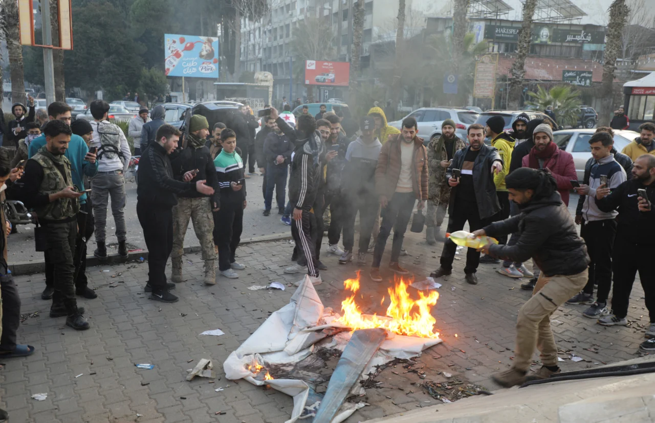 Повстанцы и горожане празднуют крушение режима Асада в Хомсе, 8 декабря 2024 года (Фото: REUTERS/Mahmoud Hasano)