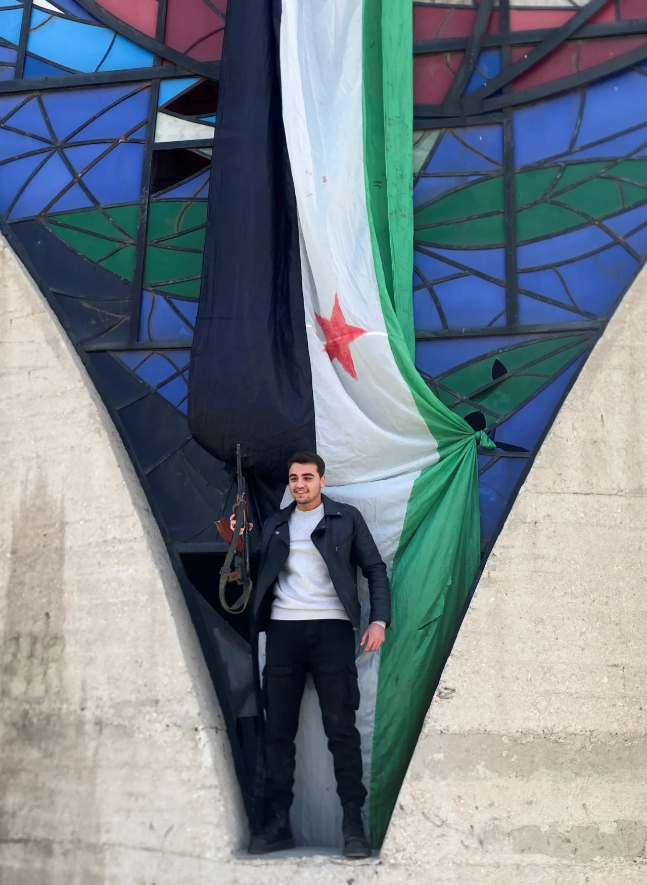 Мужчина в Дамаске празднует крушение режима Асада, 8 декабря 2024 года (Фото: REUTERS/Firas Makdesi)