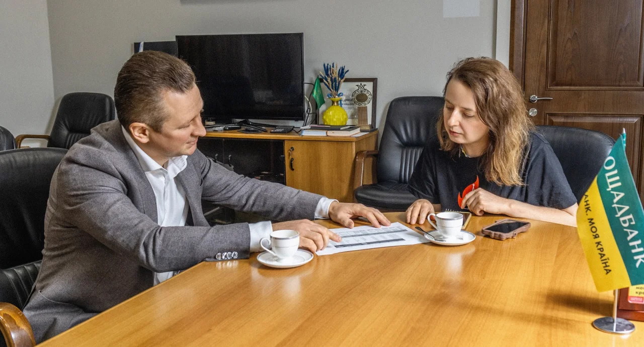 Ощадбанк. На фото: Юрий Кацион, заместитель главы правления Ощадбанка, и журналистка