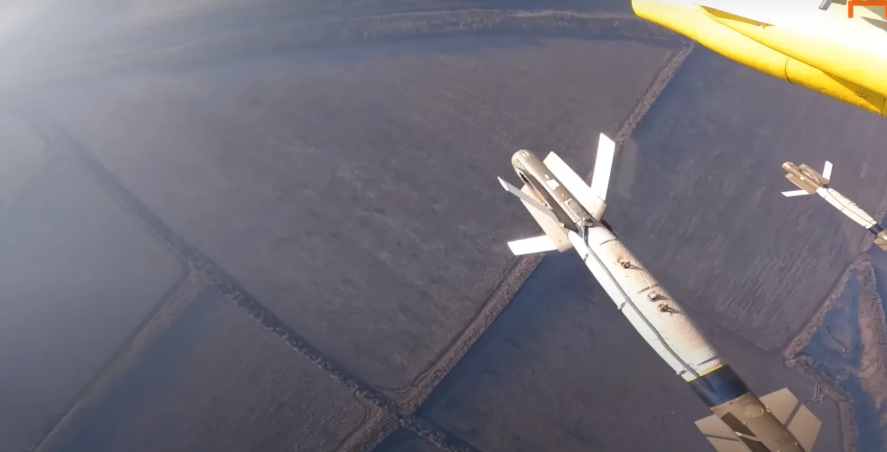 Украинский самолет Су-25 сбрасывает французские управляемые авиабомбы (Фото: Скриншот видео ЖАБА. ВСУ Су-25)