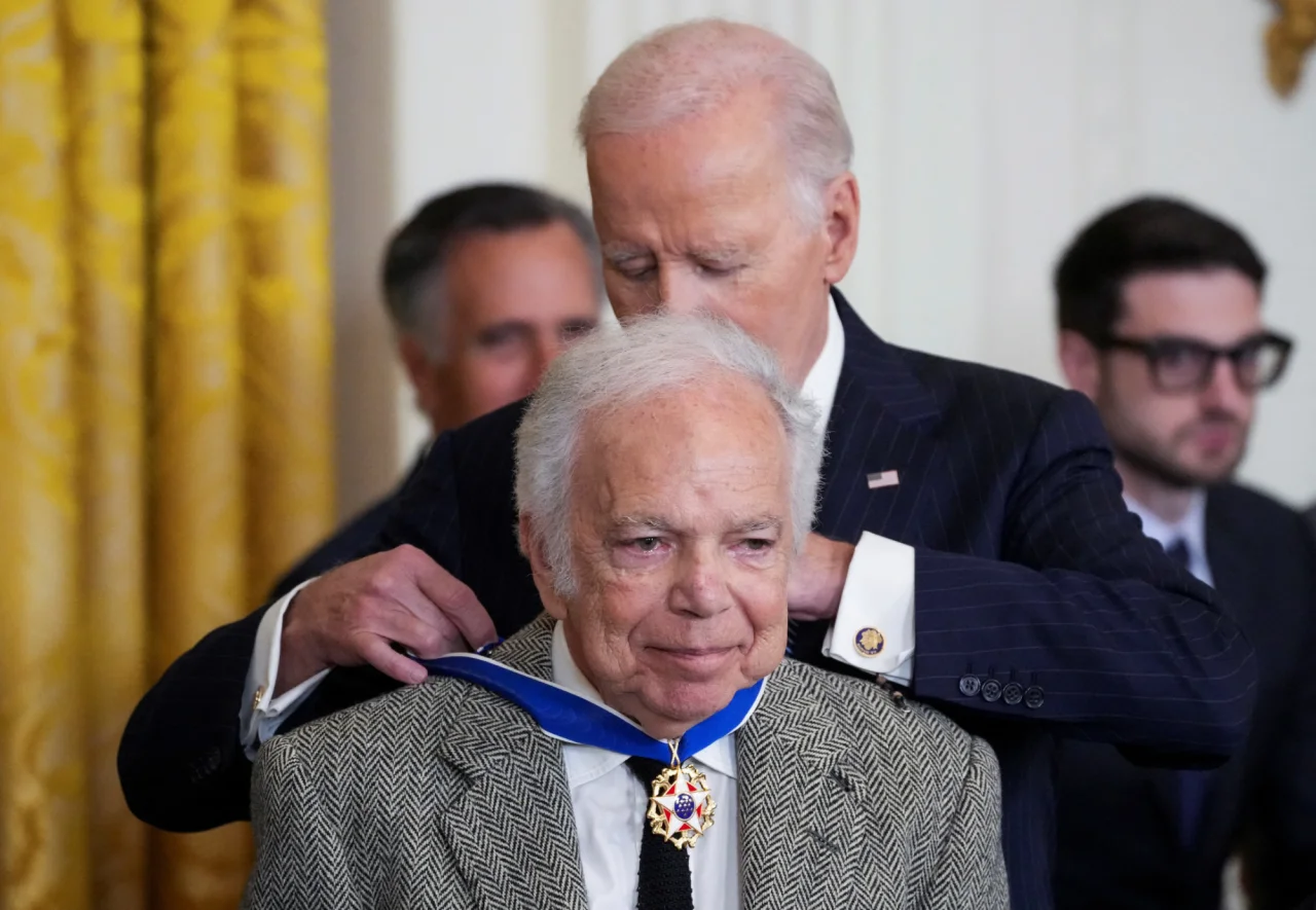 Джо Байден вручает Президентскую медаль Свободы Ральфу Лорену (Фото: REUTERS/Ken Cedeno)