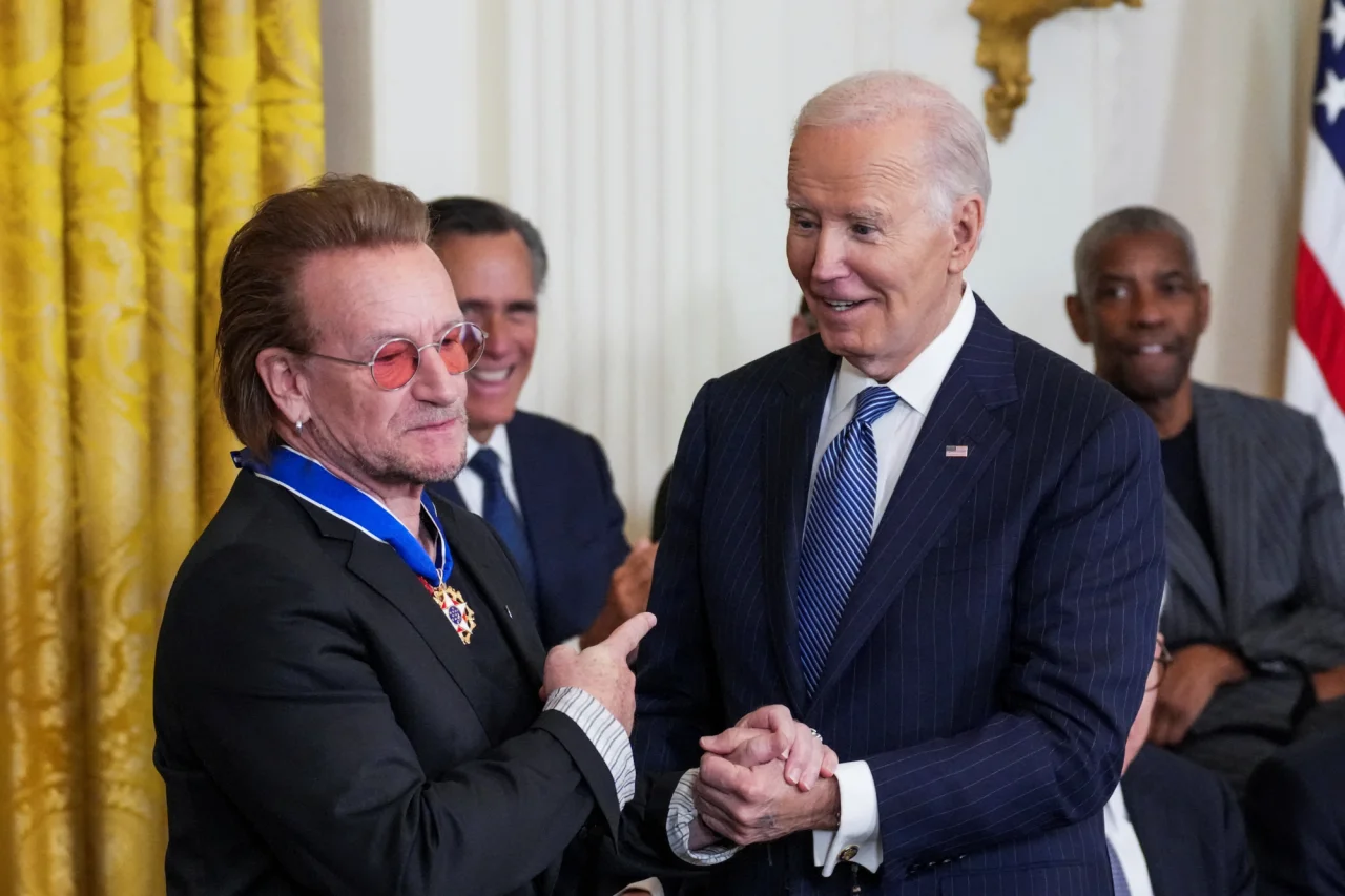 Президент США Джо Байден и певец Боно (Фото: REUTERS/Ken Cedeno)