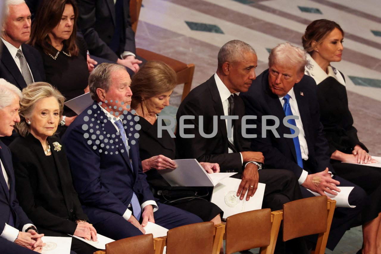 Президенти Білл Клінтон, Джордж Буш — молодший, Барак Обама, Дональд Трамп та колишній віцепрезидент Майк Пенс (на задньому плані) (Фото: REUTERS/Brendan McDermid)
